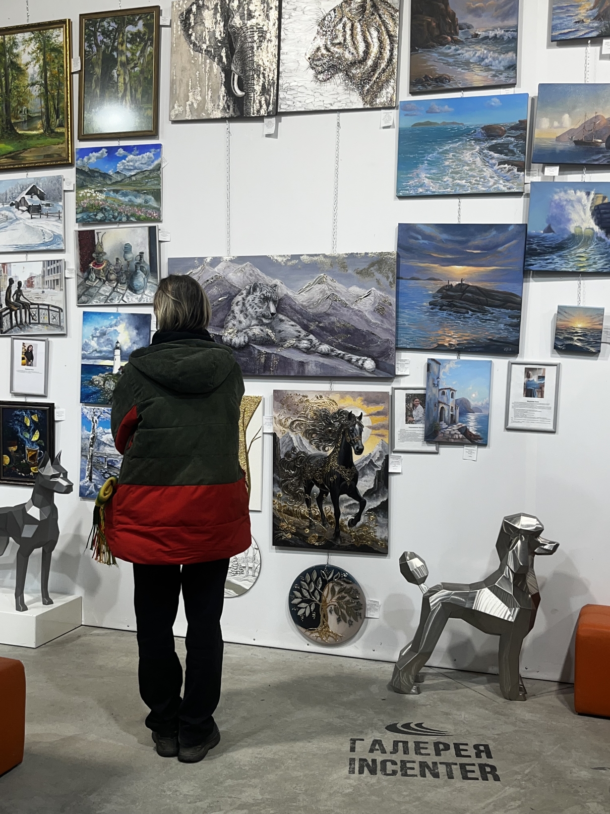 Читайте про интерьерную живопись в новой статье